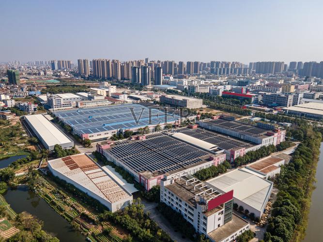 屋顶光伏设备摄影图 工业厂房屋顶太阳能发电的影像纪录